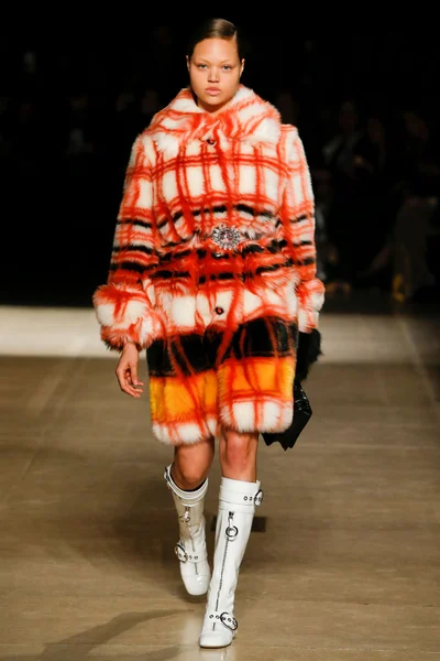 Look 10